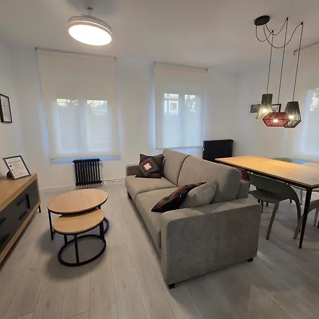 The Eight Unique טרואל