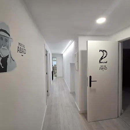 The Eight Unique טרואל