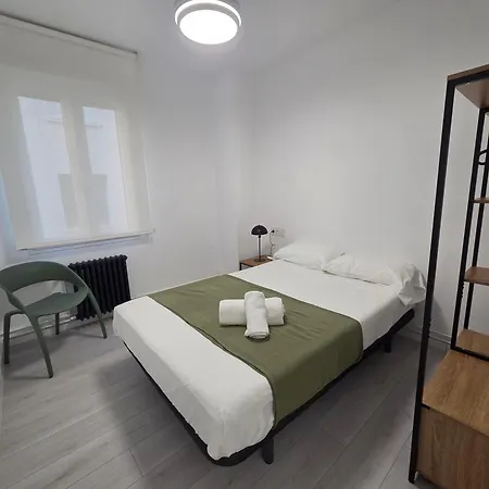 The Eight Unique טרואל